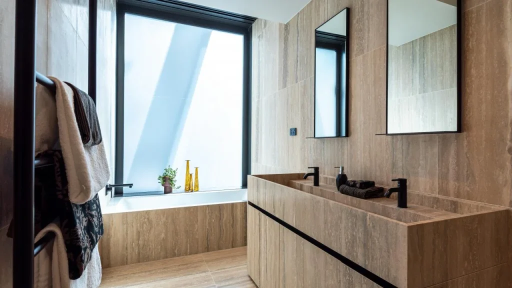 Bathroom in vein-cut travertine